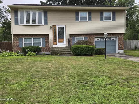 11 Lynn Dr, Albany, NY 12205