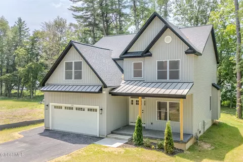 233 Pinewood Dr, Schenectady, NY 12303