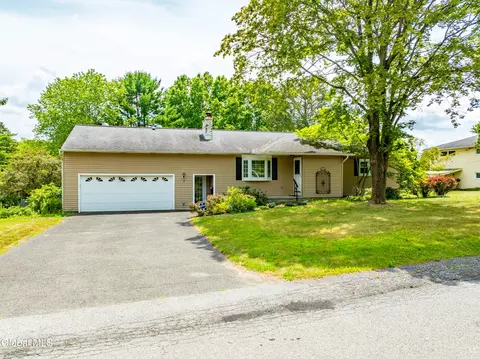 19 Drawbridge Dr, Albany, NY 12203