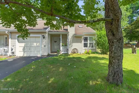 21 Cobble Ct, Clifton Park, NY 12065