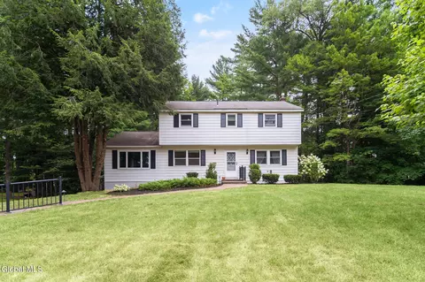 32 Secada Dr, Clifton Park, NY 12065