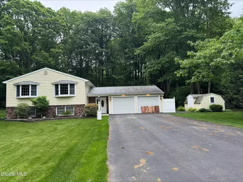 2 Rolling Hills Dr, Gansevoort, NY 12831