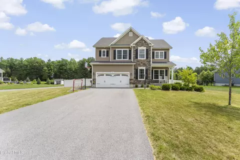 59 Richmond Hill Dr, Queensbury, NY 12804