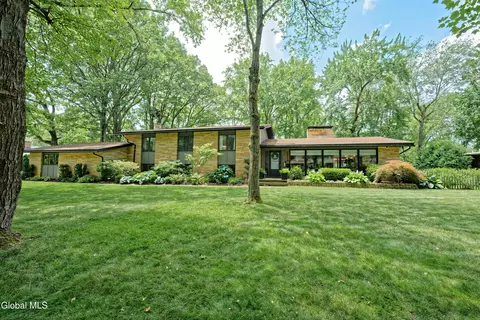 885 Meadow Ln, Niskayuna, NY 12309