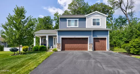 4 Newport Dr, Niskayuna, NY 12309