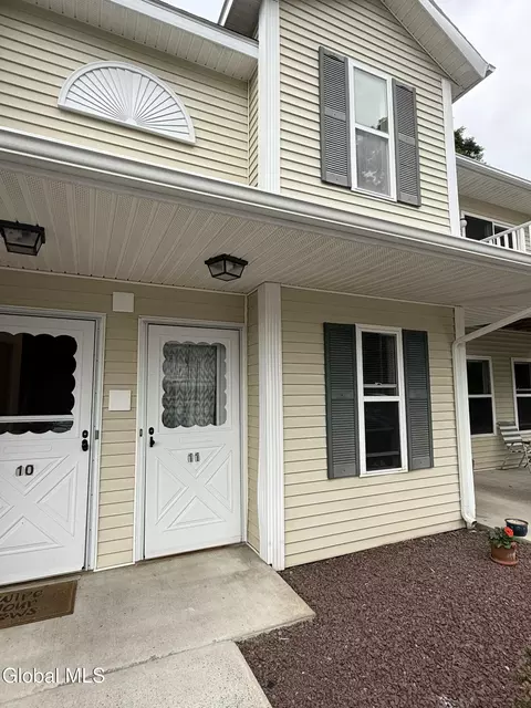 1911 Cambridge Manor Dr, Scotia, NY 12302