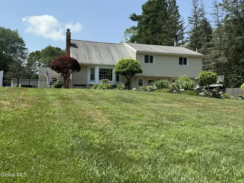 114 Okara Dr, Schenectady, NY 12303 photo 2