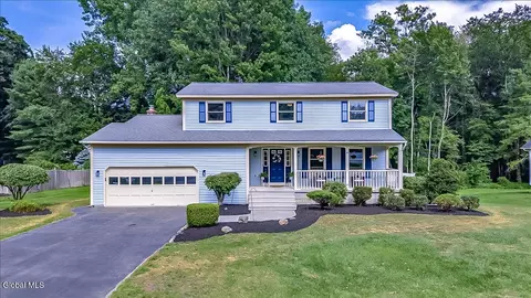 26 Cindy Ln, Halfmoon, NY 12065