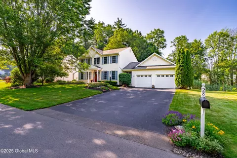 28 Eileen Ln, Glenmont, NY 12077