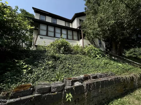 267 Cleveland Ave, Amsterdam, NY 12010