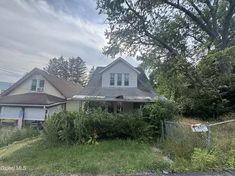 17 Cortland St, Troy, NY 12180