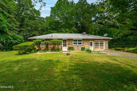 849 Whitney Dr, Niskayuna, NY 12309