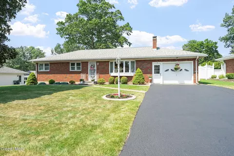 16 Lorna Ln, Loudonville, NY 12211