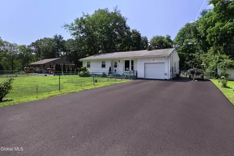 16 Stonewood Dr, Niverville, NY 12130