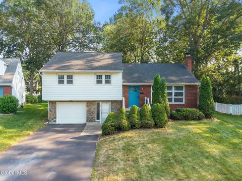 63 Miles Standish Rd, Schenectady, NY 12306