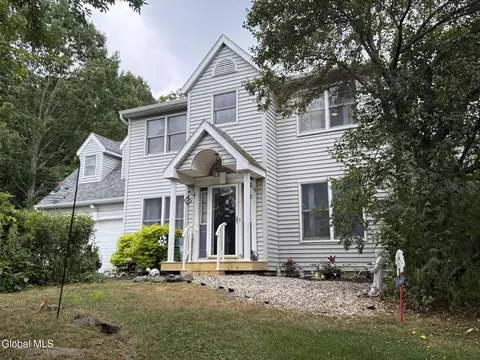 6 Laura Dr, Averill Park, NY 12018