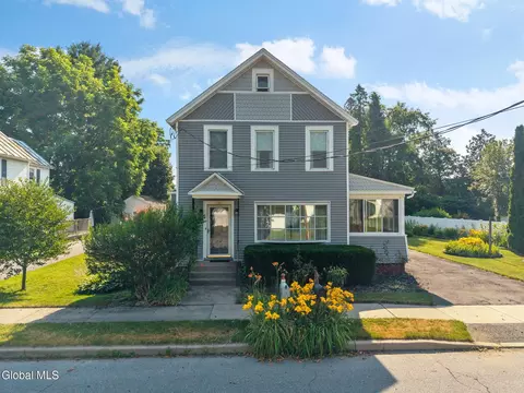 8 Newton Ave, Saratoga Springs, NY 12866