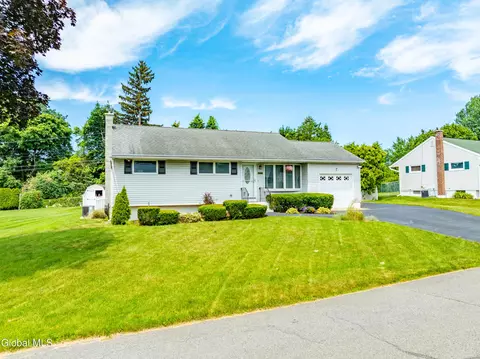7 Twilight Ter, Loudonville, NY 12211