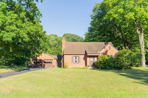 12 Woodside Dr, Glenville, NY 12302