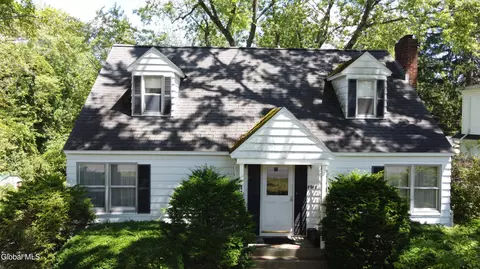1128 Hedgewood Ln, Niskayuna, NY 12309