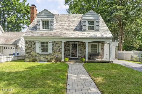 4 Berncliff Ave, Albany, NY 12208