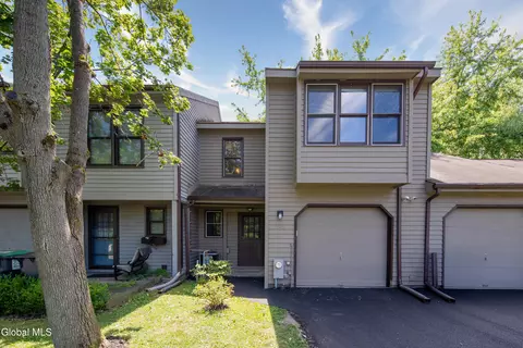 246 Woodscape Dr, Albany, NY 12203