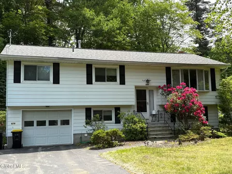 676 Pearse Rd, Schenectady, NY 12309 photo 2