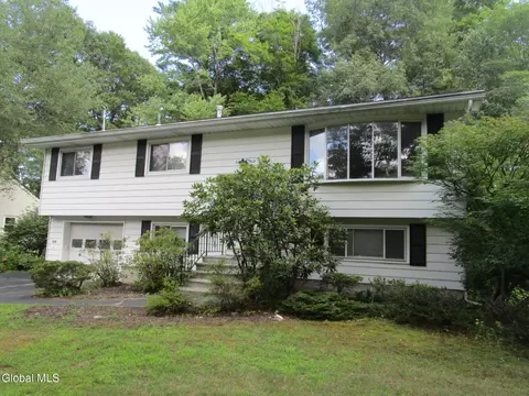 676 Pearse Rd, Schenectady, NY 12309 photo 4