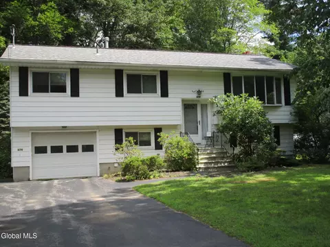 676 Pearse Rd, Schenectady, NY 12309