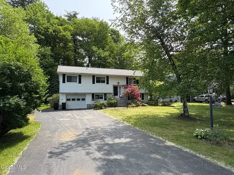 676 Pearse Rd, Schenectady, NY 12309 photo 3