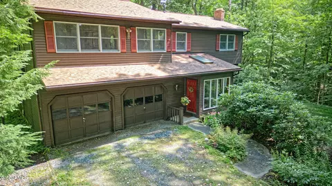 635 Kinns Rd, Clifton Park, NY 12065