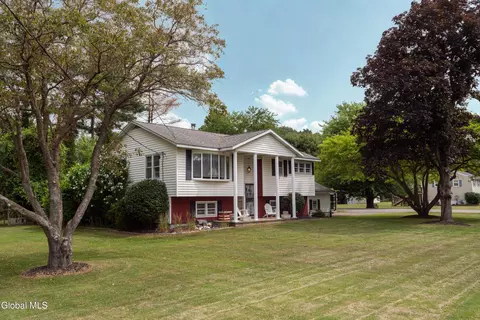 11 Cardin Dr, Halfmoon, NY 12065