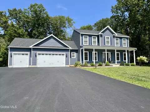 27 Woodland Dr, Castleton On Hudson, NY 12033
