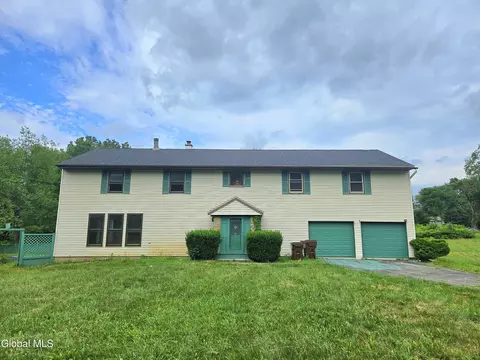 16 Theresa Ln, Voorheesville, NY 12186