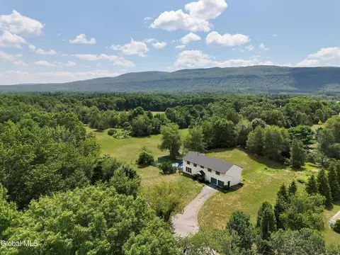 16 Theresa Ln, Voorheesville, NY 12186