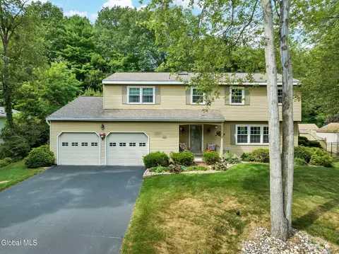 16 Huntwood Dr, Clifton Park, NY 12065