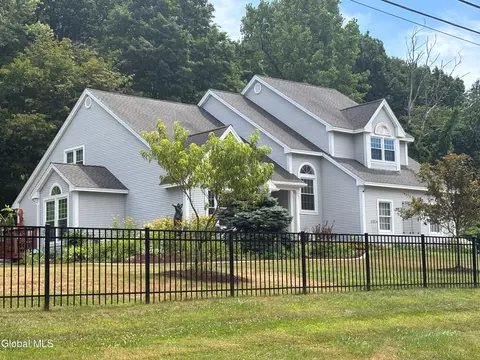 4 Cranston Rd, Troy, NY 12180