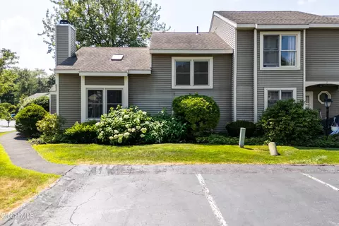 1 Minuteman Ct, Halfmoon, NY 12065
