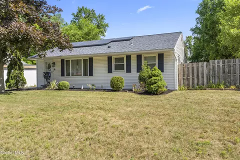 18 Loralee Dr, Albany, NY 12205