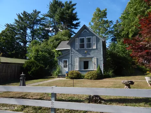 25 Summit St, Warrensburg, NY 12885