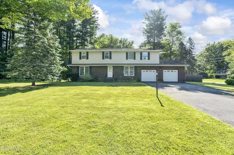 7 Linden Ct, Clifton Park, NY 12065