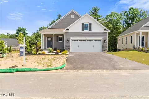 29 Magnolia Dr, Halfmoon, NY 12065