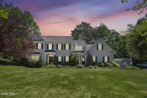 8 Tansey Ct, Wynantskill, NY 12198