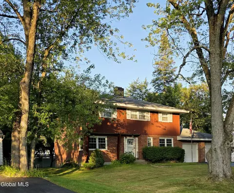 5 Salisbury Rd, Delmar, NY 12054