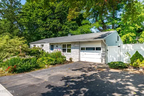 15 Groesbeck Pl, Delmar, NY 12054