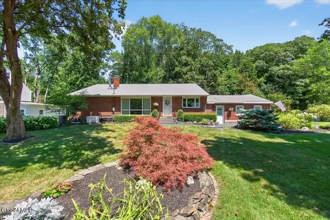 18 Oak Hill Dr, Glenville, NY 12302