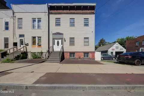 565 1st St, Troy, NY 12180