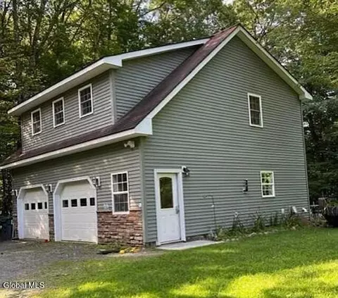 19 Chipmunk Ct, Schaghticoke, NY 12154