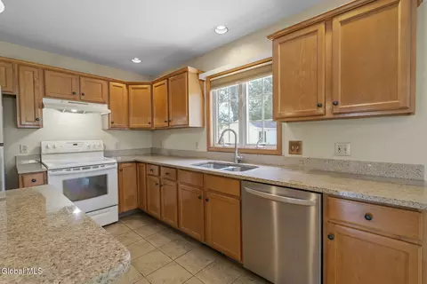 Kitchen - 11 Schuyler Rd, Glenmont, NY 12077 photo 3 of 5