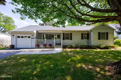 2076 Baker Ave, Niskayuna, NY 12309